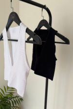 V Yaka Siyah Crop Top - Görsel 2